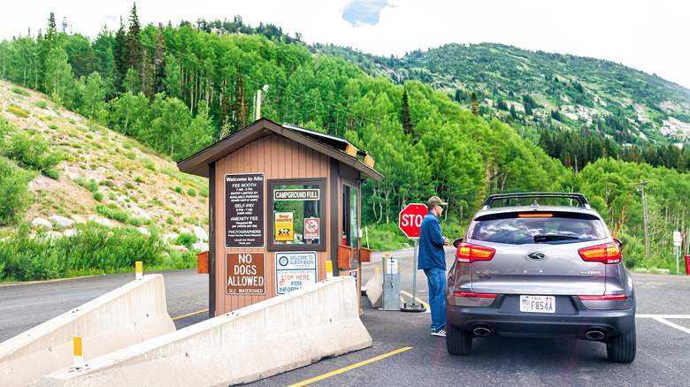 Voiture à l'entrée du parc