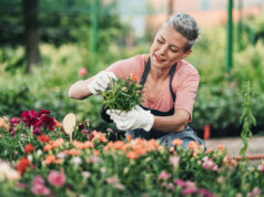 Jardinier travaillant dans le jardin