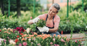 Jardinier travaillant dans le jardin