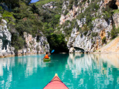 Kayakiste se dirigeant vers la grotte