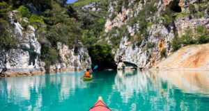 Kayakiste se dirigeant vers la grotte