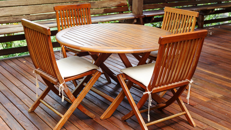 salon de jardin en bois sur une terrasse