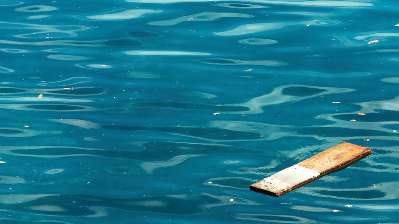 planche flottant dans l'eau