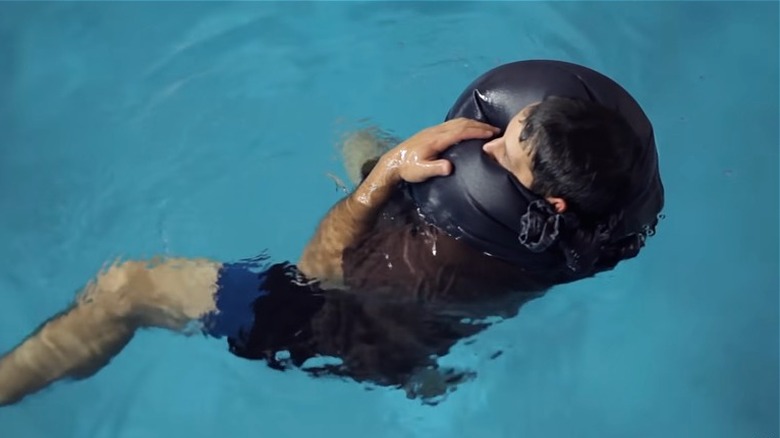 démonstration de l'utilisation d'un pantalon comme moyen de flottaison