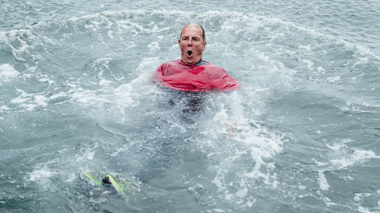 homme flottant dans l'eau froide