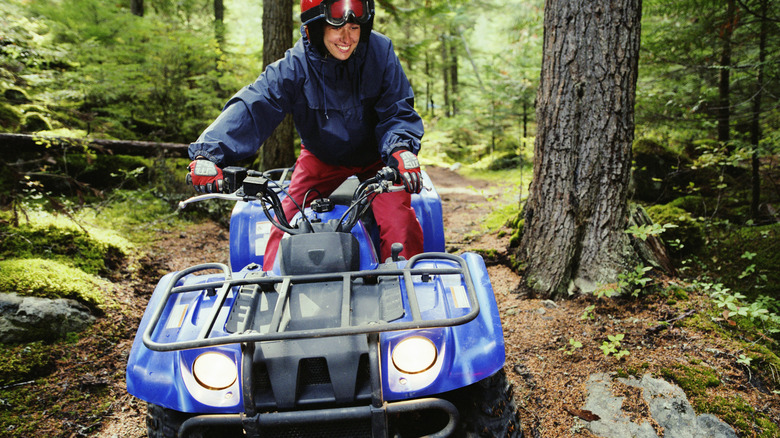 faire du VTT sur un sentier