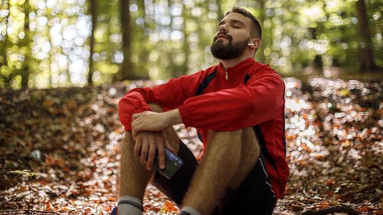 Randonneur restant calme et méditant 