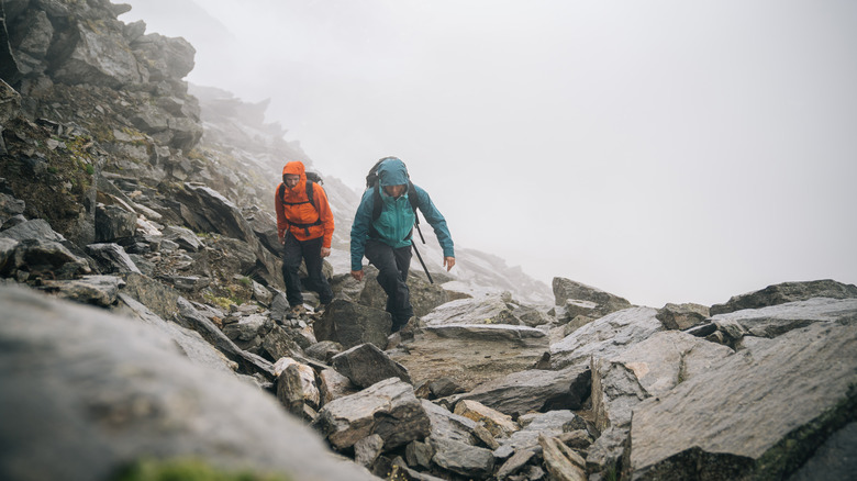 Randonneurs marchant en descente