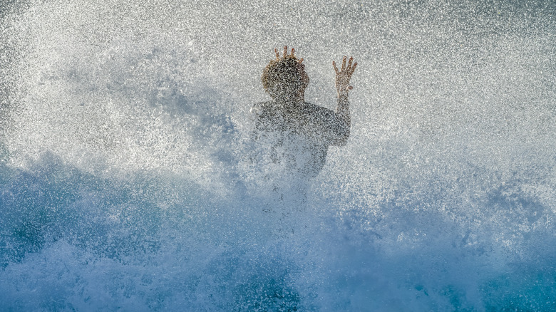 homme en vague déferlante