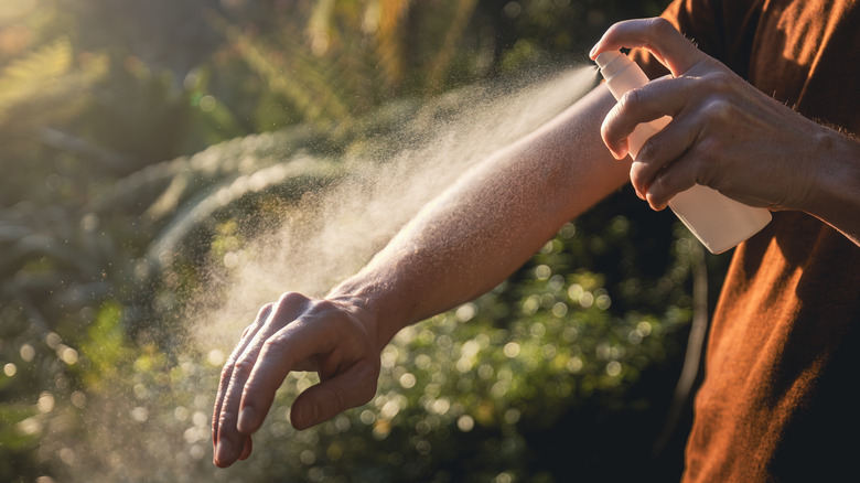 appliquer un spray anti-moustique