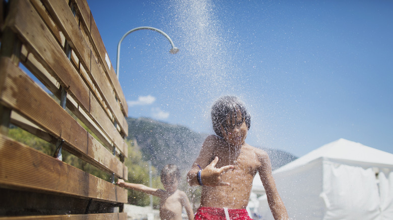 les enfants se douchent à la plage 