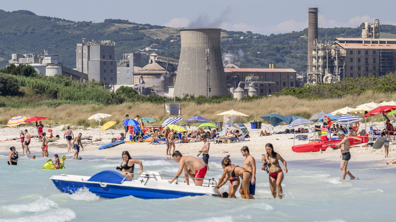 usines près de la plage