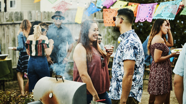 Barbecue bruyant dans la cour avec beaucoup de monde