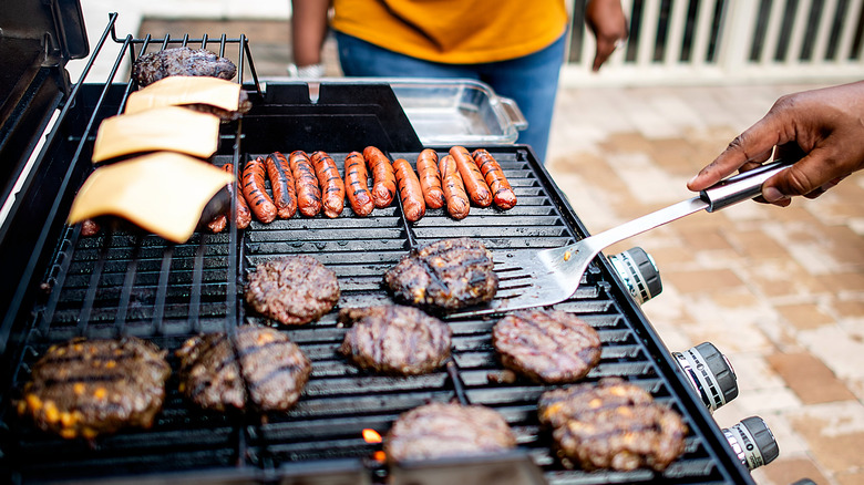 Grillades en famille à l'extérieur