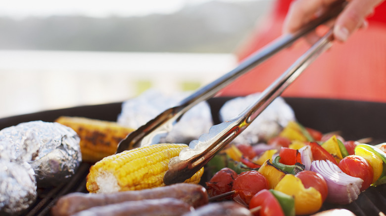 Utiliser de longues pinces pour griller