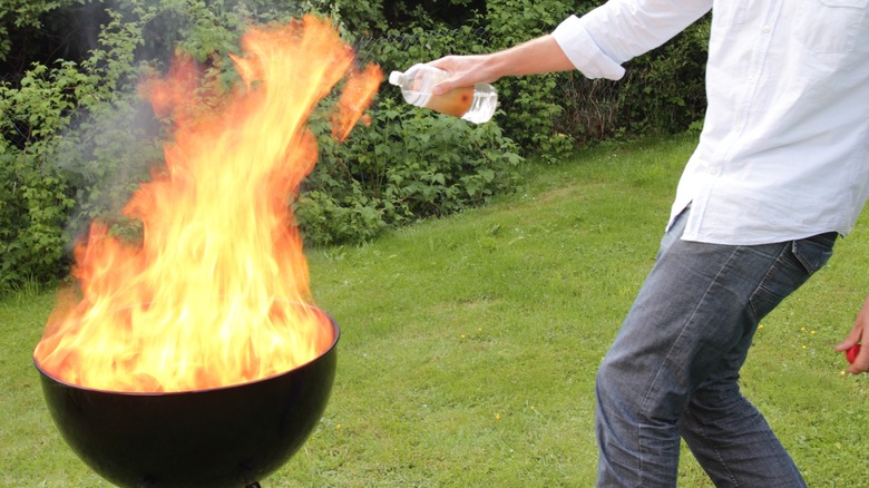 Feu intense avec de l'essence à briquet