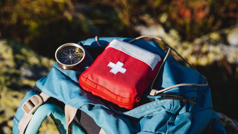 Sac à dos avec trousse de premiers secours et boussole