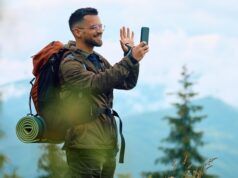 Homme au téléphone pendant une randonnée