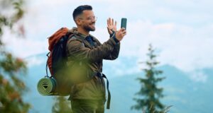 Homme au téléphone pendant une randonnée