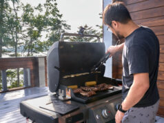 Homme faisant des grillades sur le pont arrière