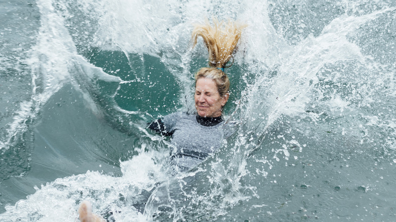 Femme tombant dans l'eau avec des vêtements